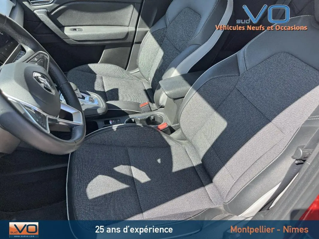 Vue intérieure côté conducteur du Renault Captur E-Tech Plug-in 160 Intens 2020, sièges tissu gris et volant cuir.