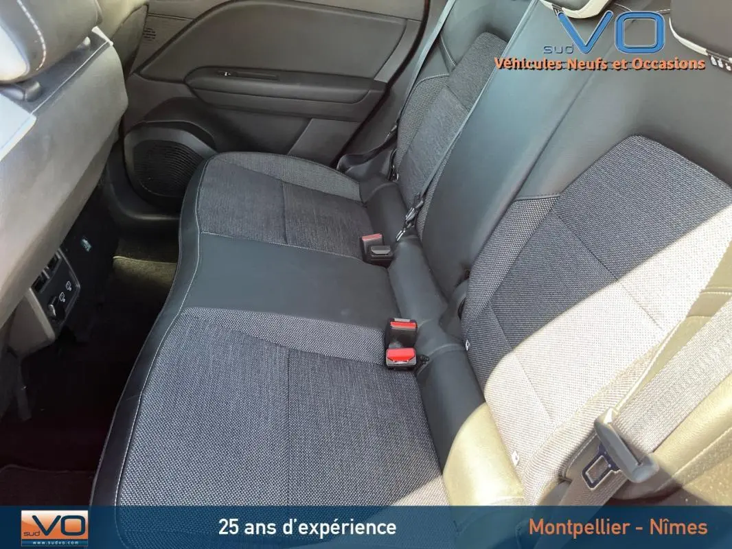 Vue intérieure des sièges arrière en tissu gris et cuir noir du Renault Captur E-Tech Plug-in 160 Intens rouge de 2020.