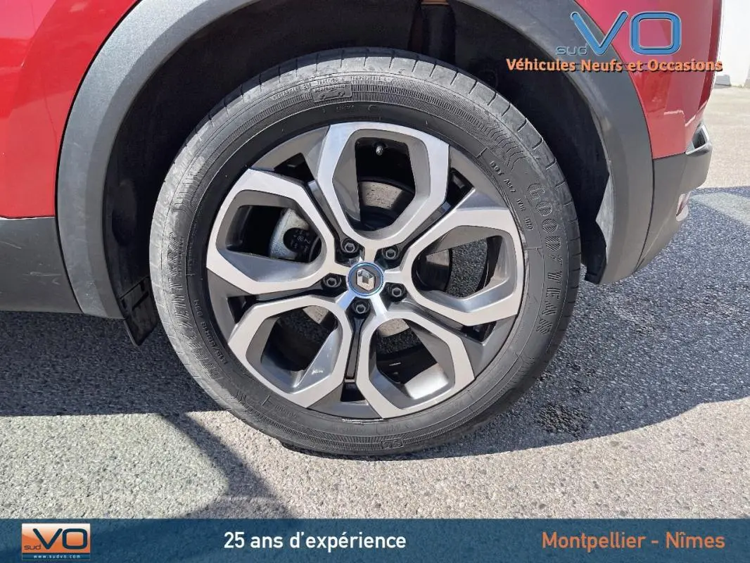 Gros plan sur la jante alliage 18 pouces du côté arrière droit d'un Renault Captur rouge E-Tech Plug-in 160 Intens 2020.