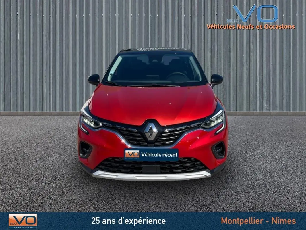 Vue avant d'un Renault Captur E-Tech Plug-in 160 Intens rouge avec calandre noire et logo chromé visible.