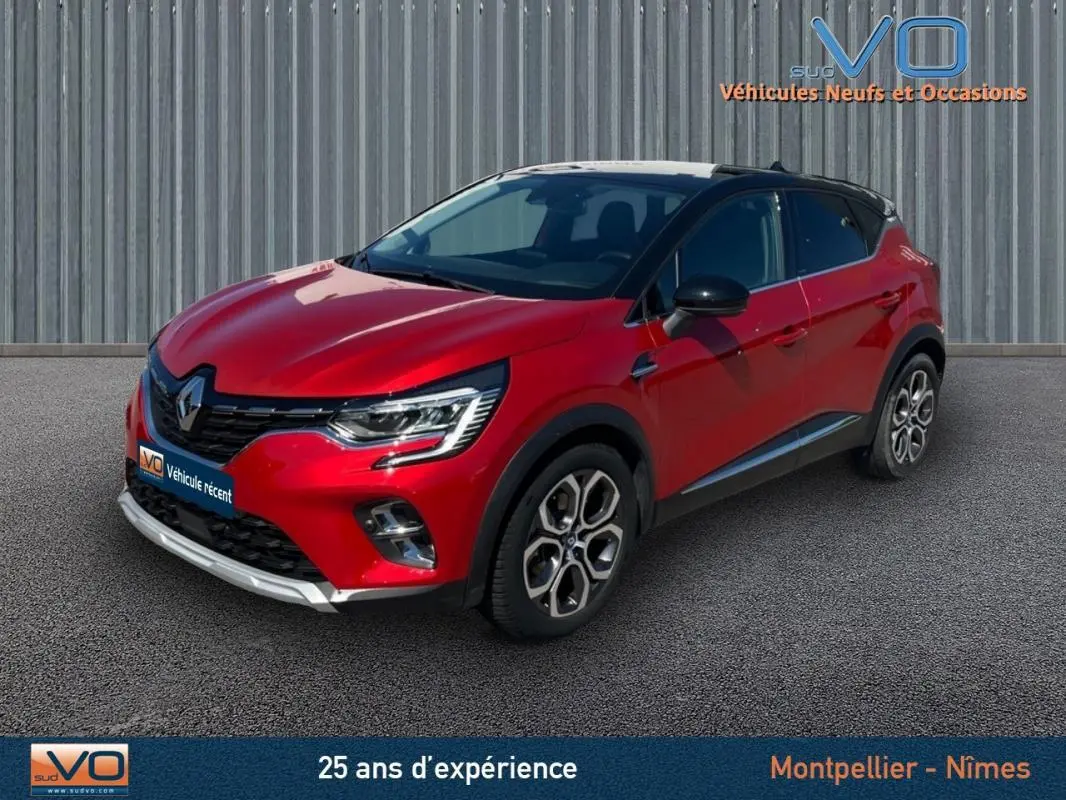 Renault Captur E-Tech Plug-in 160 Intens rouge vu en 3/4 avant droit avec jantes alliage 18 pouces et toit noir.