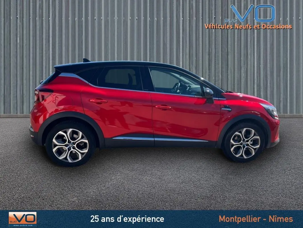 Profil latéral droit du Renault Captur E-Tech Plug-in 160 Intens rouge, avec jantes alliage 18 pouces et toit noir contrasté.
