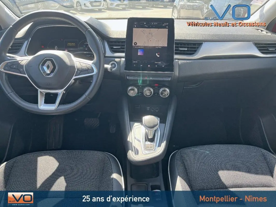 Vue intérieure du tableau de bord et console centrale du Renault Captur E-Tech Plug-in 160 Intens de 2020.