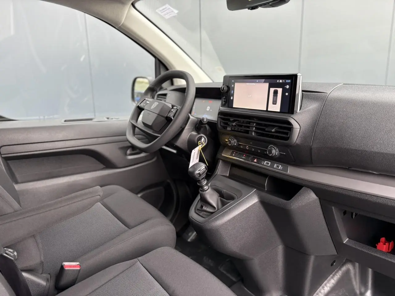 Vue intérieure côté conducteur du Peugeot Expert Fourgon 2025, montrant tableau de bord noir et écran tactile 10 pouces.