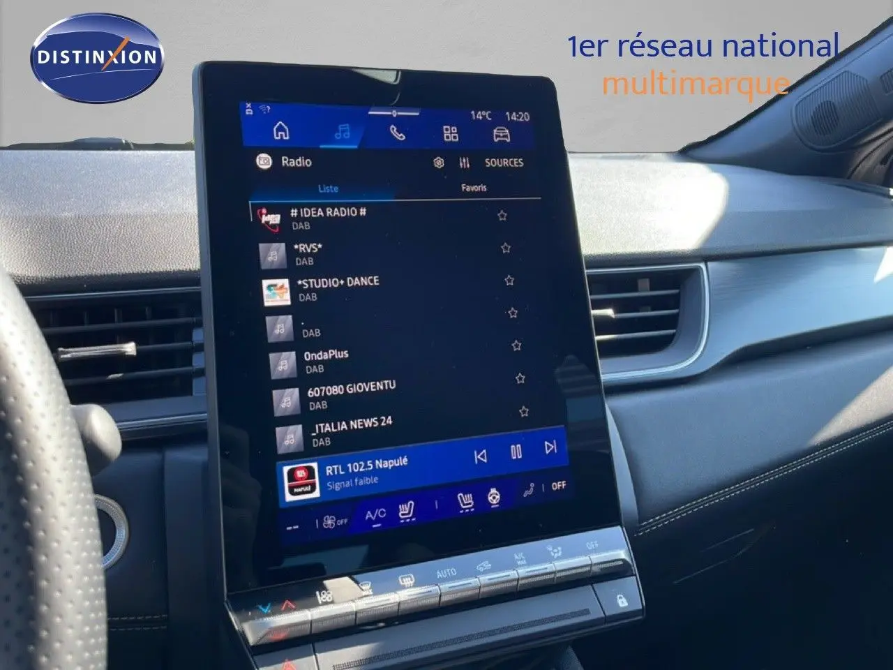 Gros plan sur la commande d’essuie-glace intérieur noir du Renault Symbioz 2025, avec tableau de bord en arrière-plan.