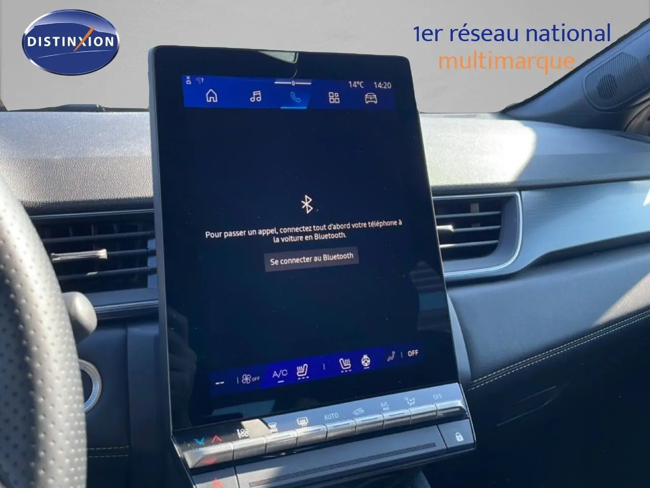Gros plan sur la commande audio au volant du Renault Symbioz noir étoile métal, avec bouton source et mode visible.