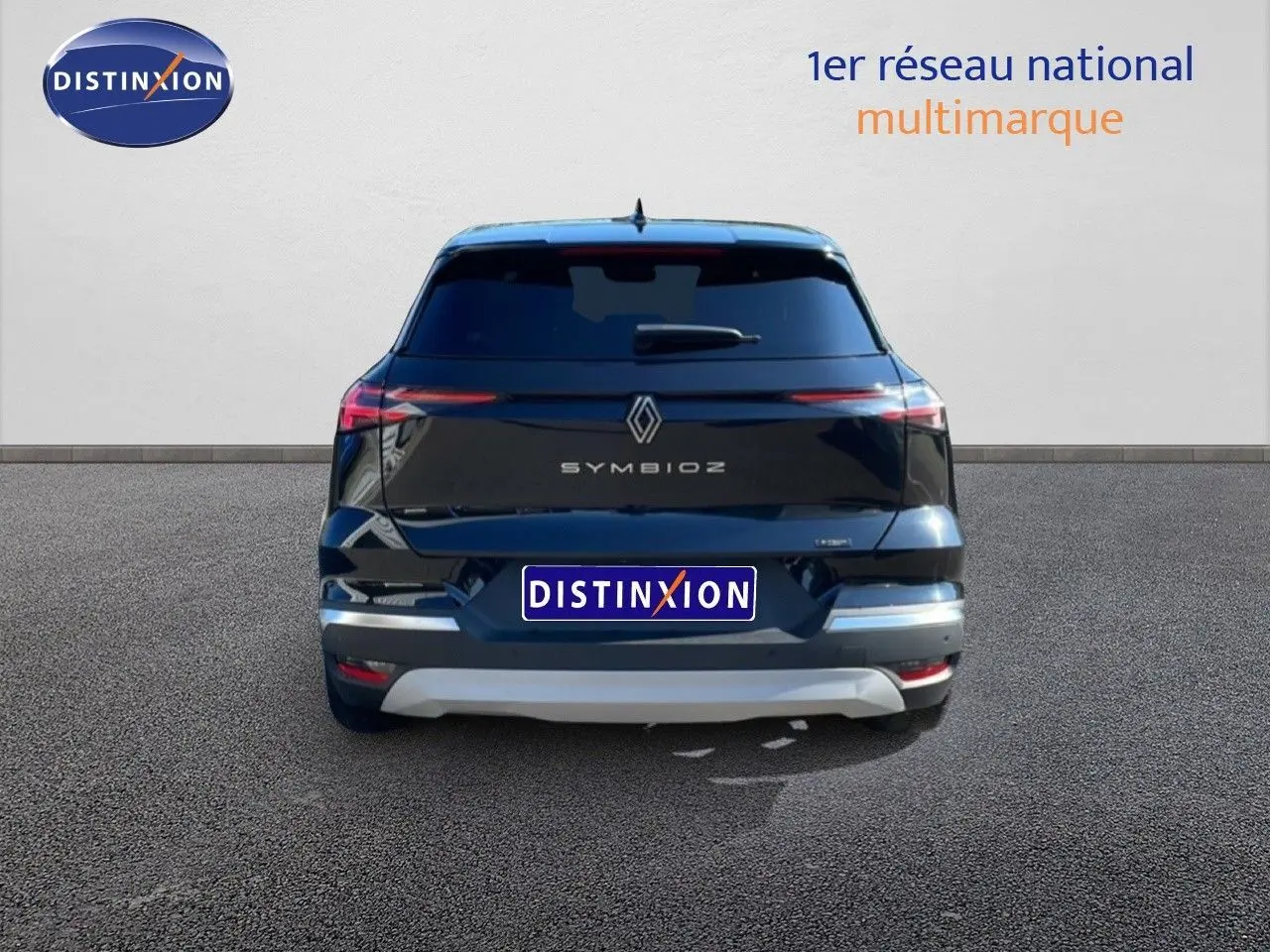 Vue intérieure côté conducteur de la Renault SYMBIOZ noire étoile métal, avec sièges tissu et cuir noir et volant multifonction.