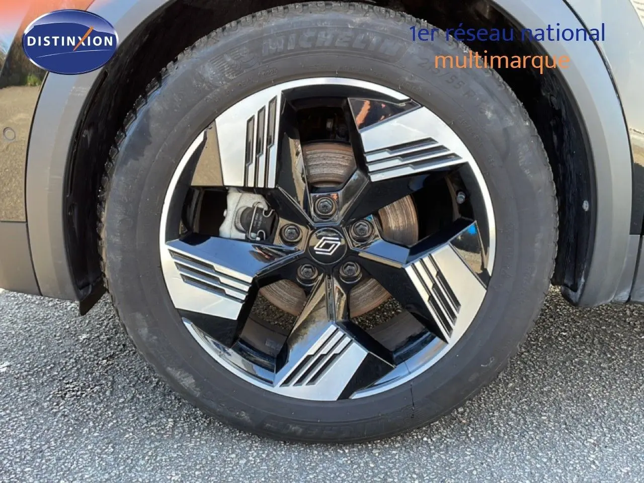 Vue intérieure avant du tableau de bord de la Renault Symbioz noire, avec écran tactile vertical et volant multifonction.