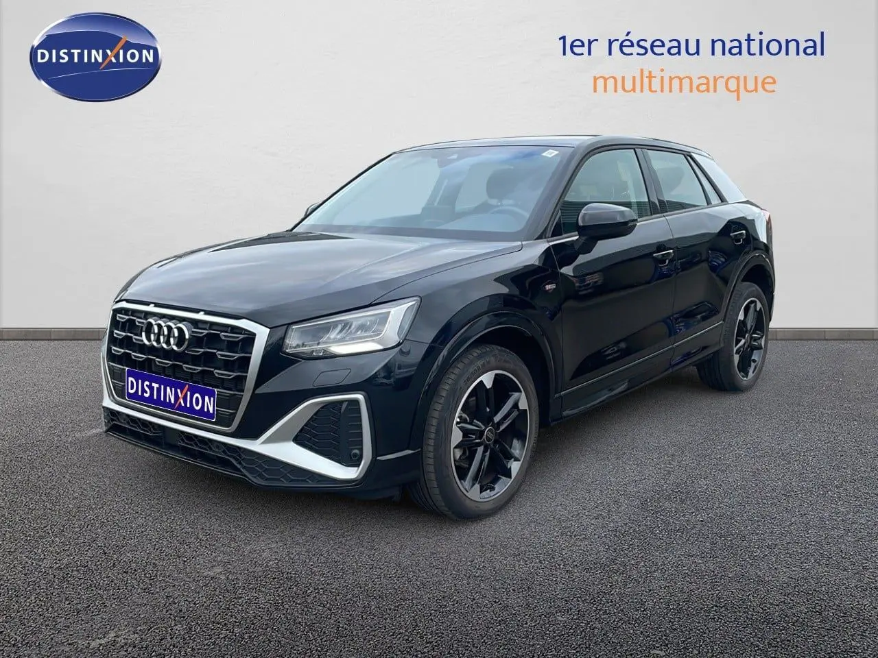 Audi Q2 30 TDI S-Line noir mito metal en 3/4 avant droit, avec jantes biton et calandre chromée distinctive.
