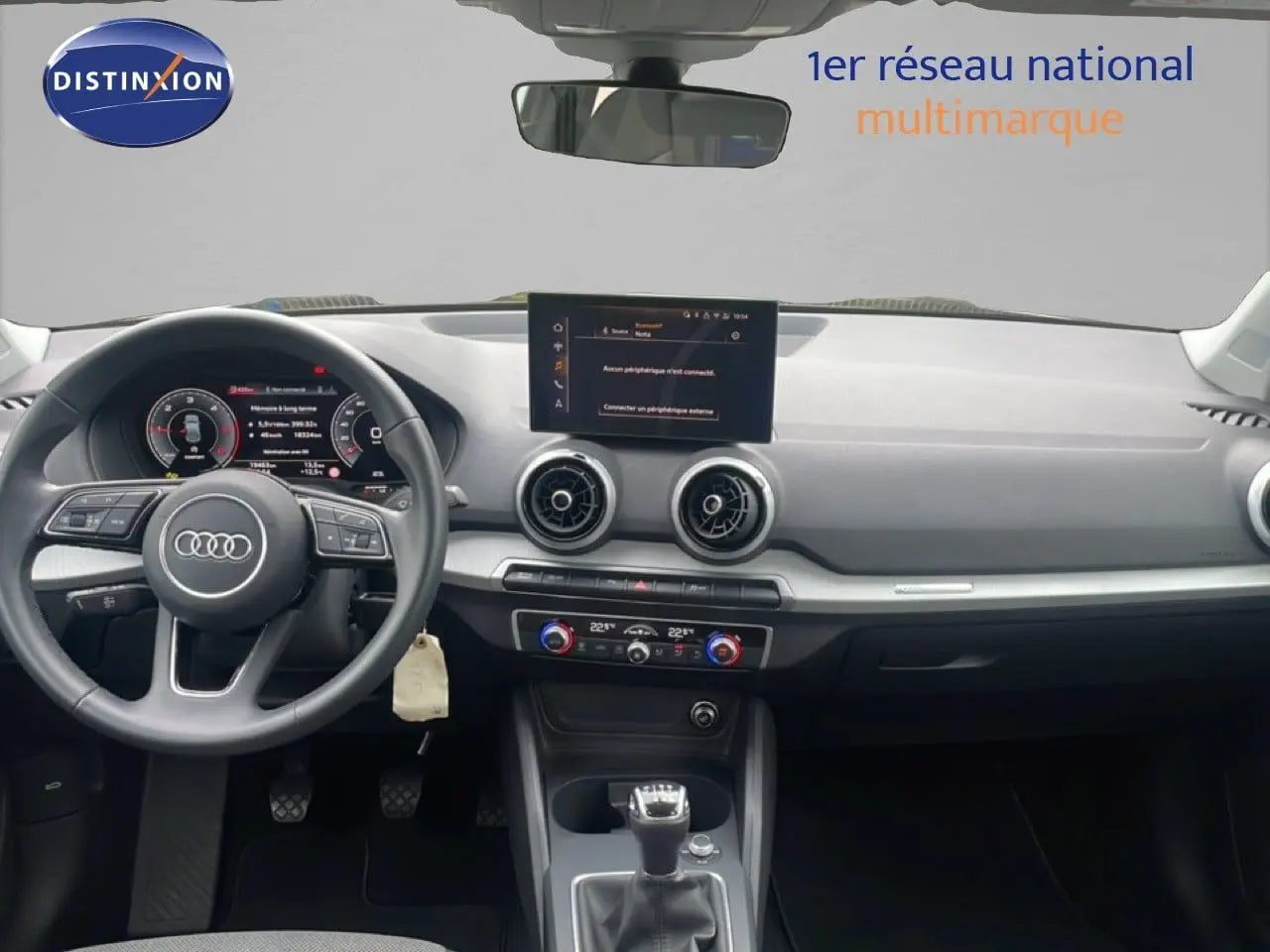 Vue avant de l'habitacle noir d'un Audi Q2 30 TDI S-Line 2025 avec tableau de bord numérique et écran central.