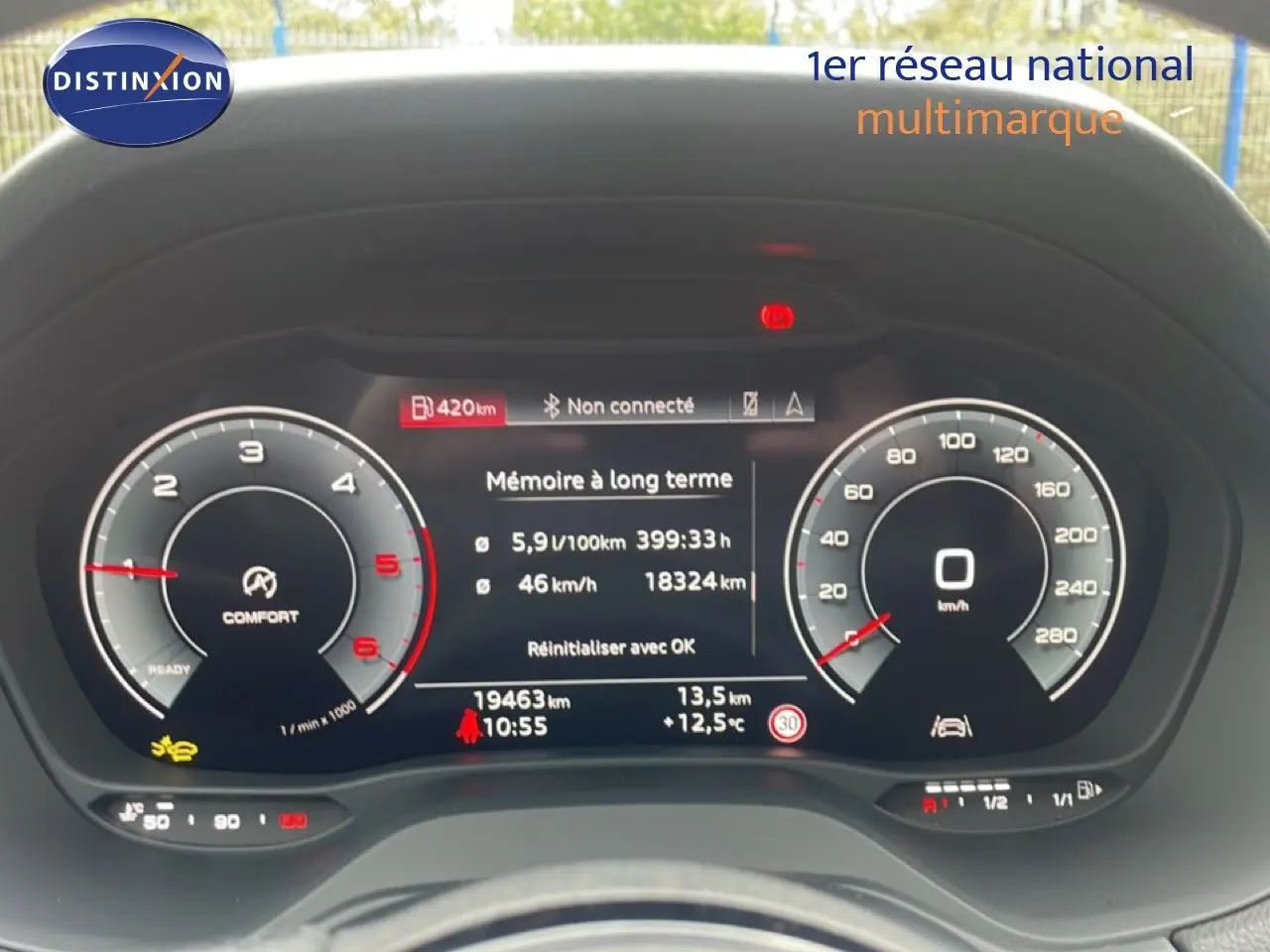 Vue rapprochée du tableau de bord numérique de l'Audi Q2 30 TDI S-Line 2025 affichant les compteurs et informations de conduite.