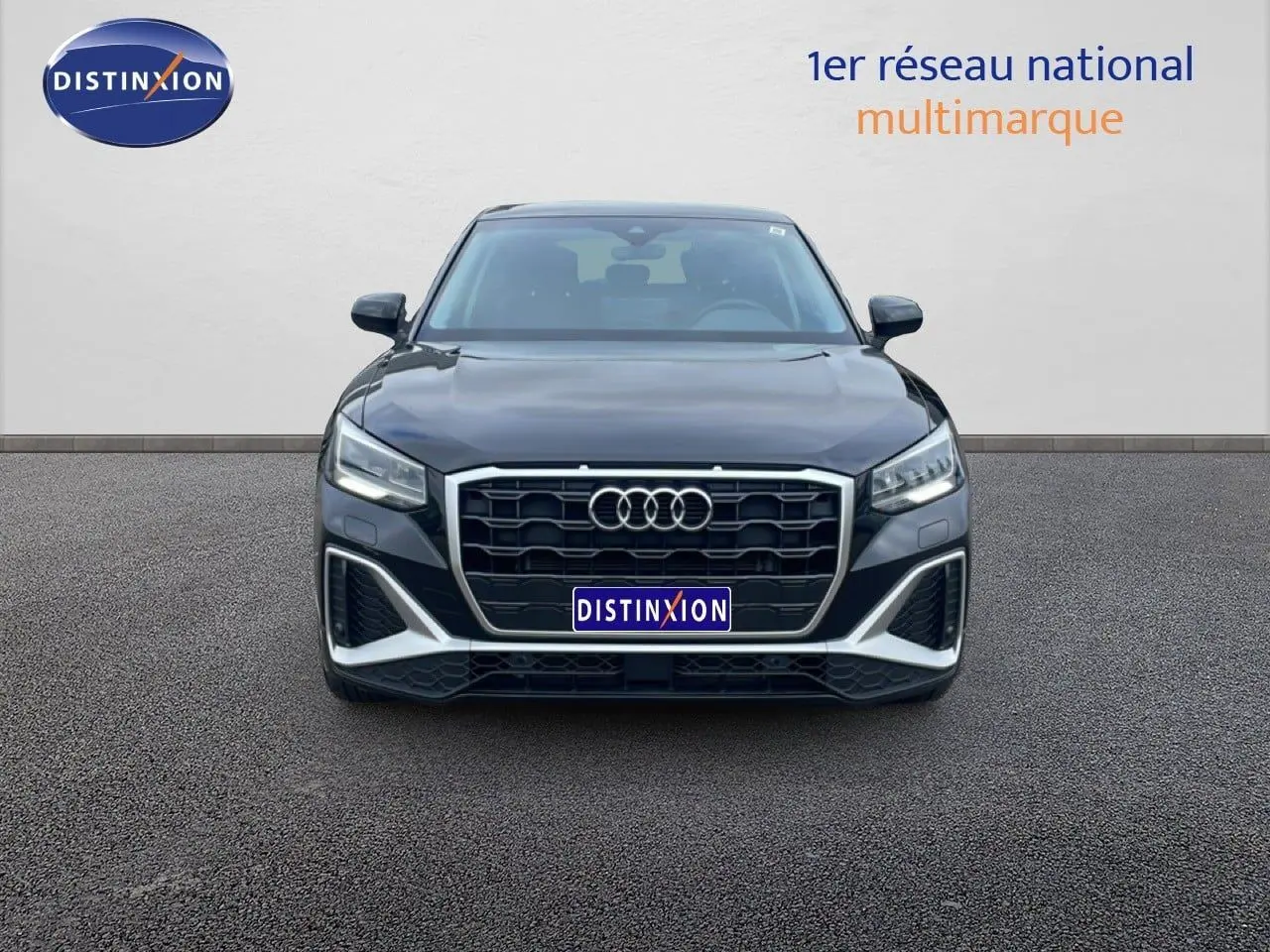 Vue frontale d'un Audi Q2 noir mito metal 2025 avec calandre S-Line et phares LED distinctifs.
