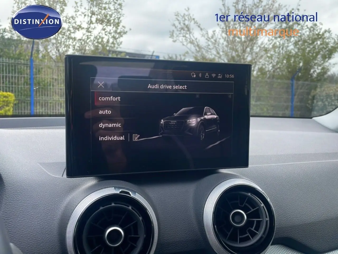 Écran central affichant le mode de conduite Audi drive select dans l'habitacle d'un Audi Q2 noir mito metal.