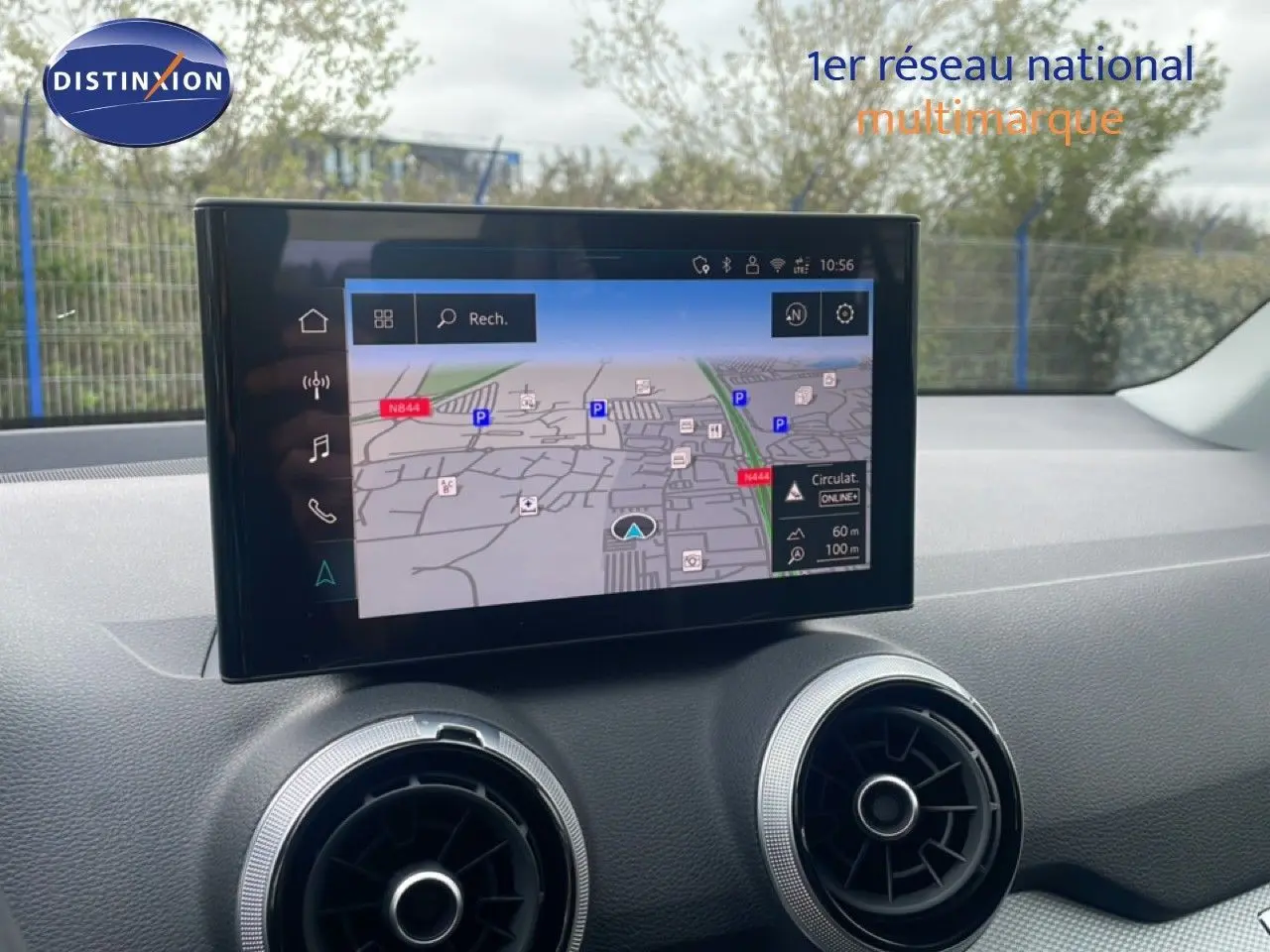 Écran tactile central avec navigation GPS affichée, tableau de bord noir du SUV Audi Q2 30 TDI S-Line 2025.