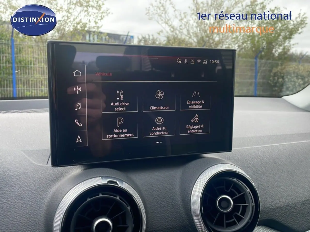 Écran tactile central affichant les options de conduite et assistance dans l’Audi Q2 noir mito metal, vue intérieure frontale.