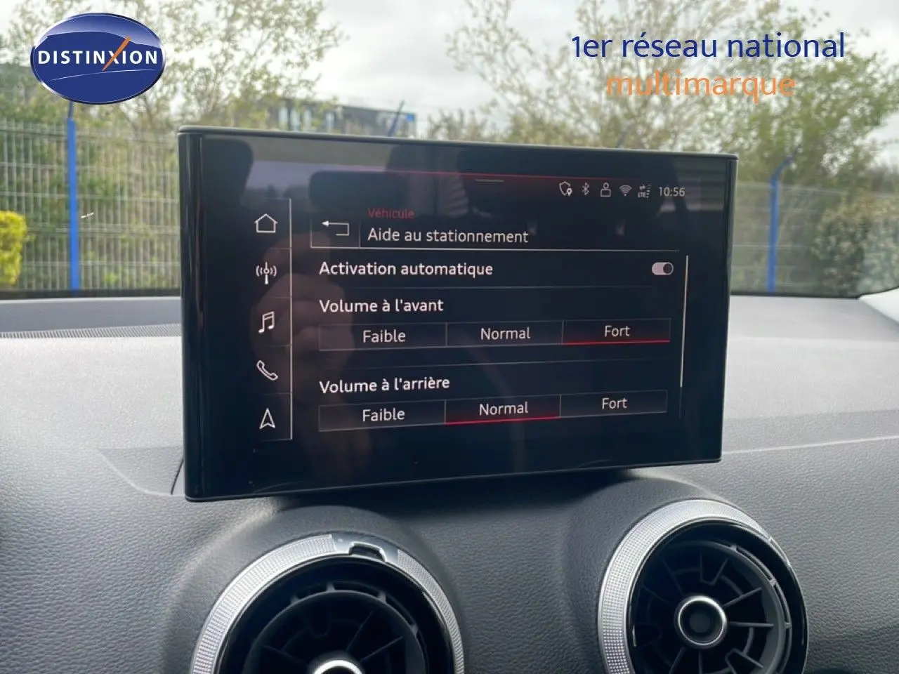Écran central affichant l'aide au stationnement dans l'Audi Q2 noir mito metal, vue intérieure avant du tableau de bord.