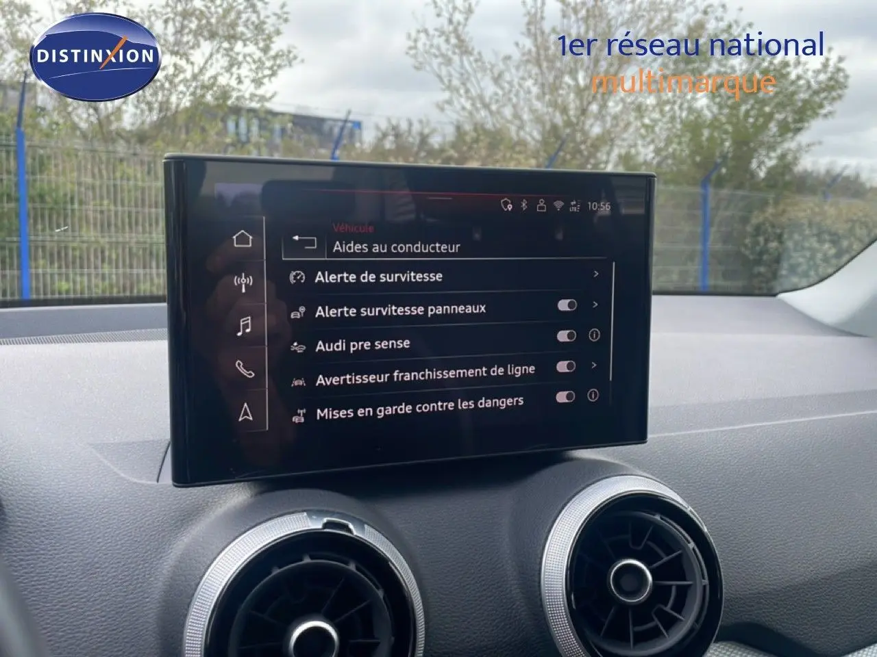 Écran central tactile affichant les aides à la conduite dans l'habitacle d'un Audi Q2 30 TDI S-Line noir Mito Metal.