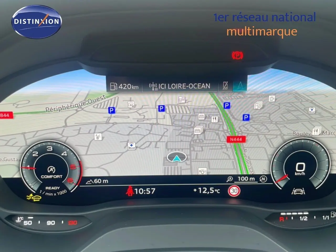 Vue intérieure du tableau de bord numérique de l'Audi Q2 noir, affichant la navigation et les compteurs digitaux.