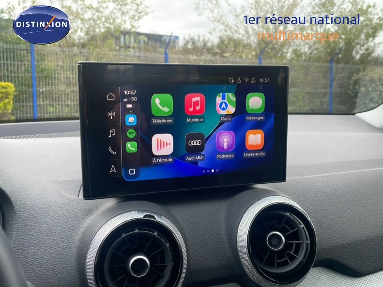 Écran tactile central de l’Audi Q2 30 TDI S-Line 2025, affichant les applications multimédia, intérieur noir.