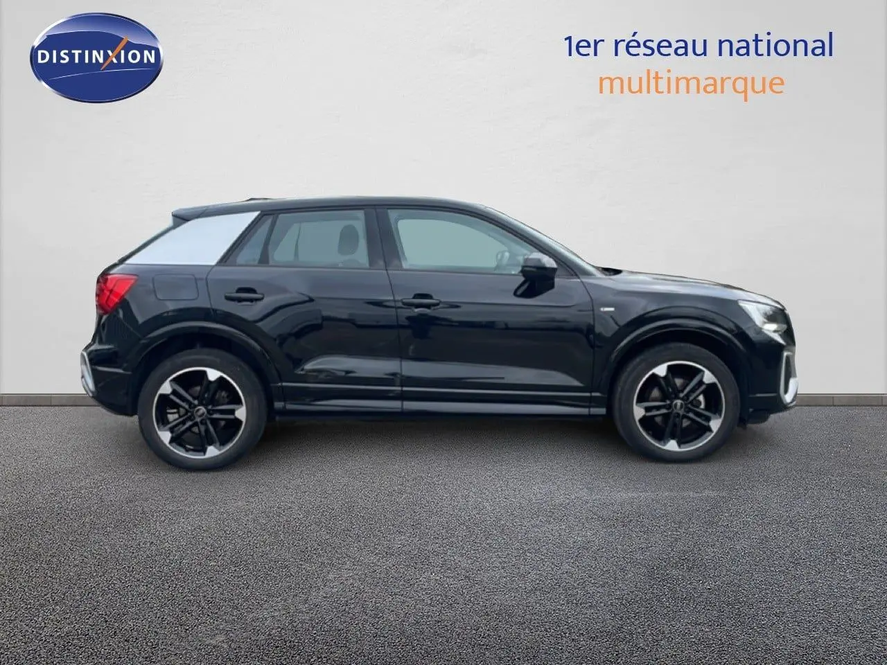 Vue de profil côté gauche d'un Audi Q2 30 TDI S-Line noir mito metal avec jantes alliage noires.