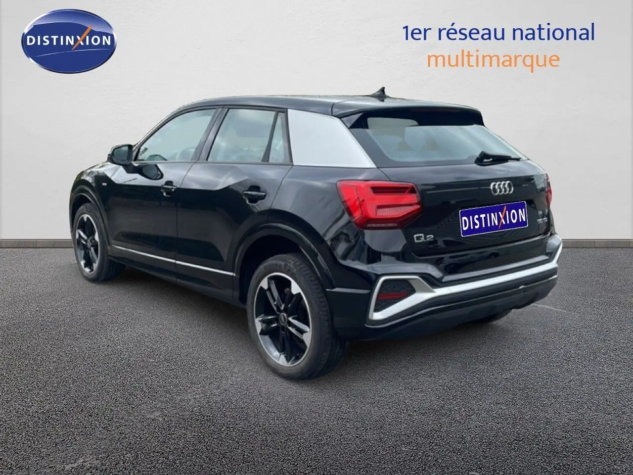 Audi Q2 noir mito metal en 3/4 arrière droit, avec jantes biton et feux arrière LED distinctifs.