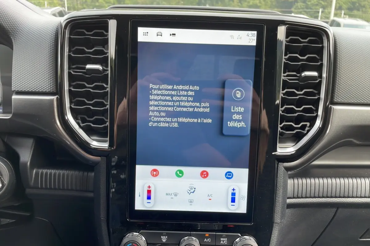 Écran tactile central 10 pouces du Ford Ranger gris carbone, affichant Android Auto avec commandes climatisation visibles.
