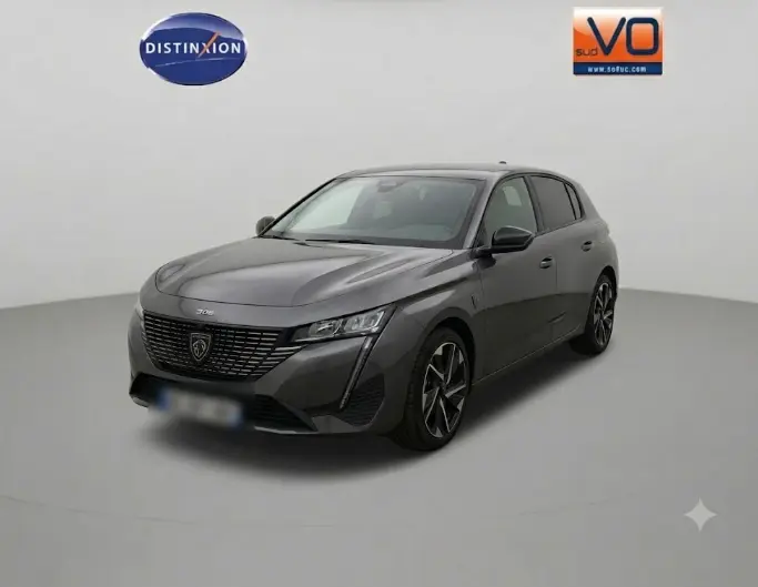 Peugeot 308 BlueHDi 130ch gris vue 3/4 avant, avec calandre noire et jantes alliage distinctives.