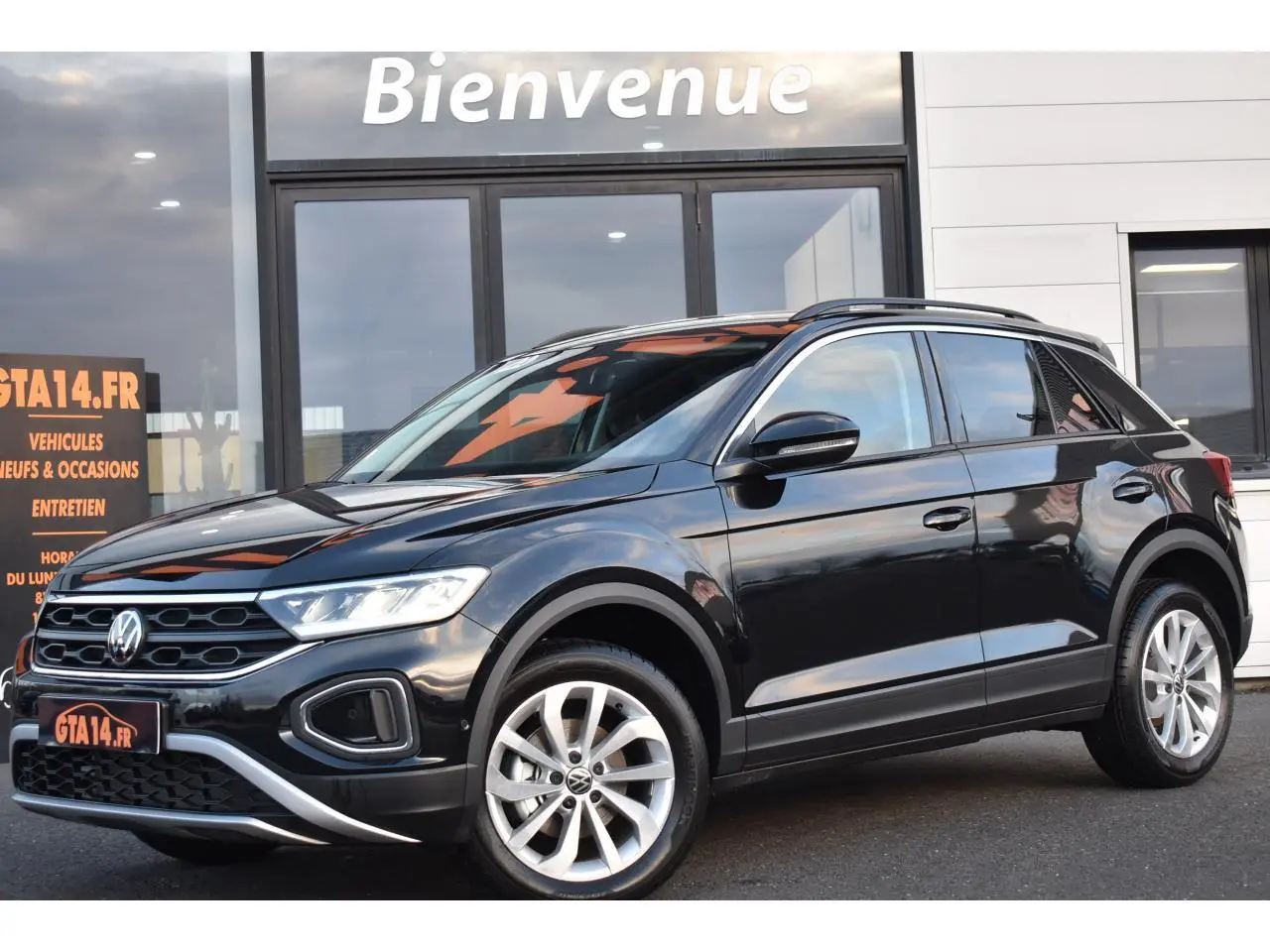 Volkswagen T-Roc 2025 noir Grenadilla, vue 3/4 avant droit, jantes alliage 17 pouces et calandre distinctive