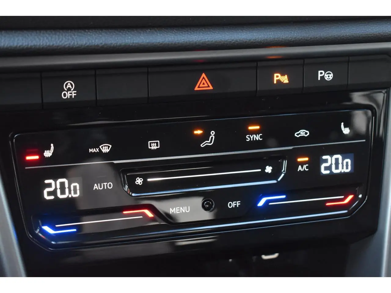 Panneau de commande de la climatisation tactile bi-zone du Volkswagen T-Roc 2025 en gros plan, avec affichage digital.