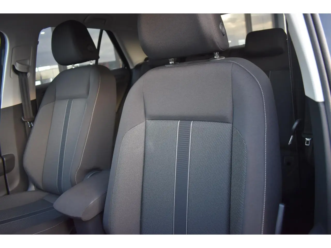 Gros plan sur les sièges avant en tissu noir Titane et gris du Volkswagen T-Roc 2025, version Life.