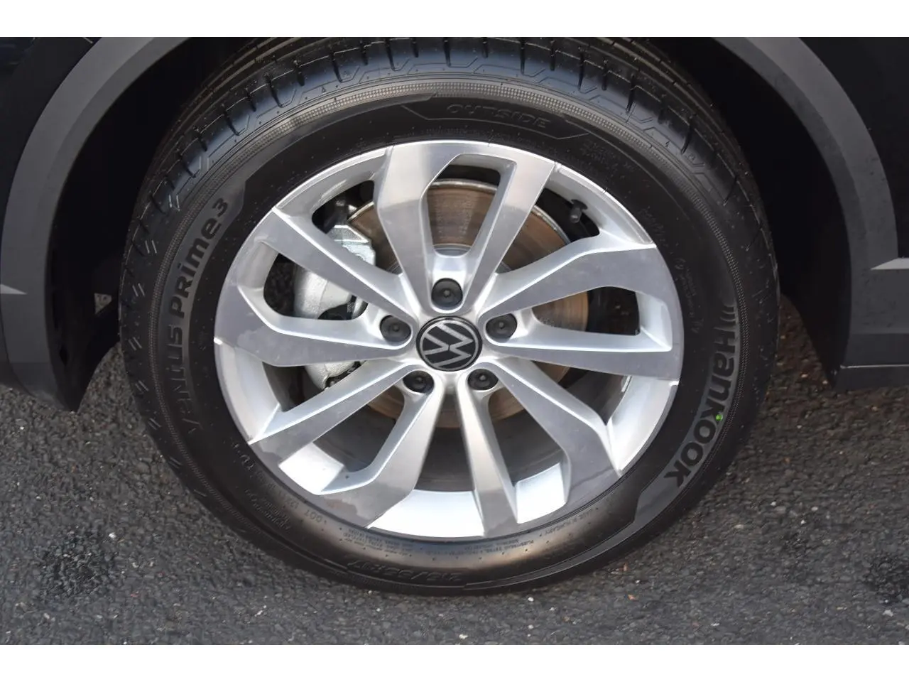 Gros plan sur la jante alliage 17 pouces Johannesburg argentée du Volkswagen T-Roc noir, avec logo VW au centre.