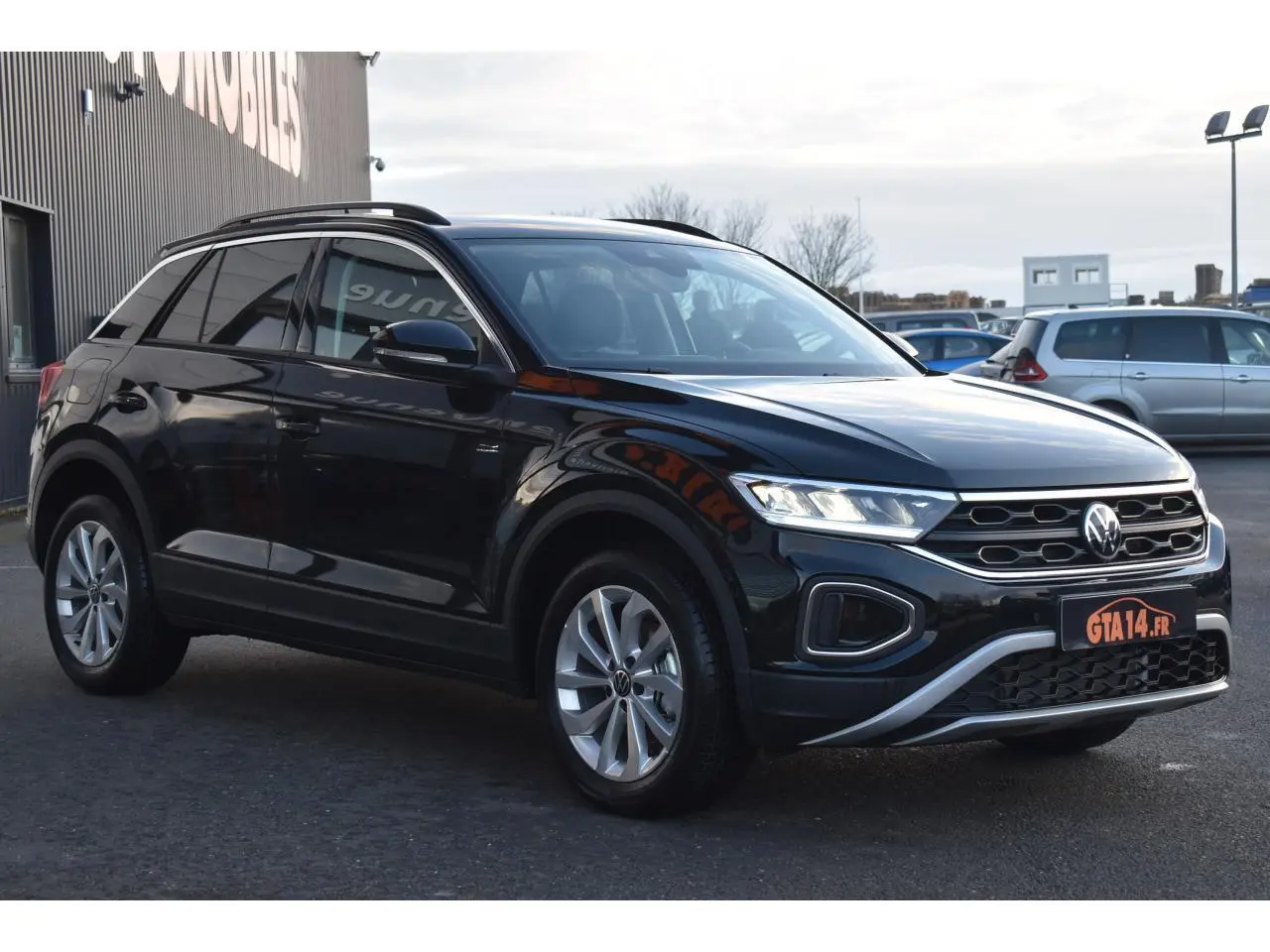 Volkswagen T-Roc 2025 noir Grenadilla, vue 3/4 avant avec jantes alliage 17 pouces et calandre distinctive.