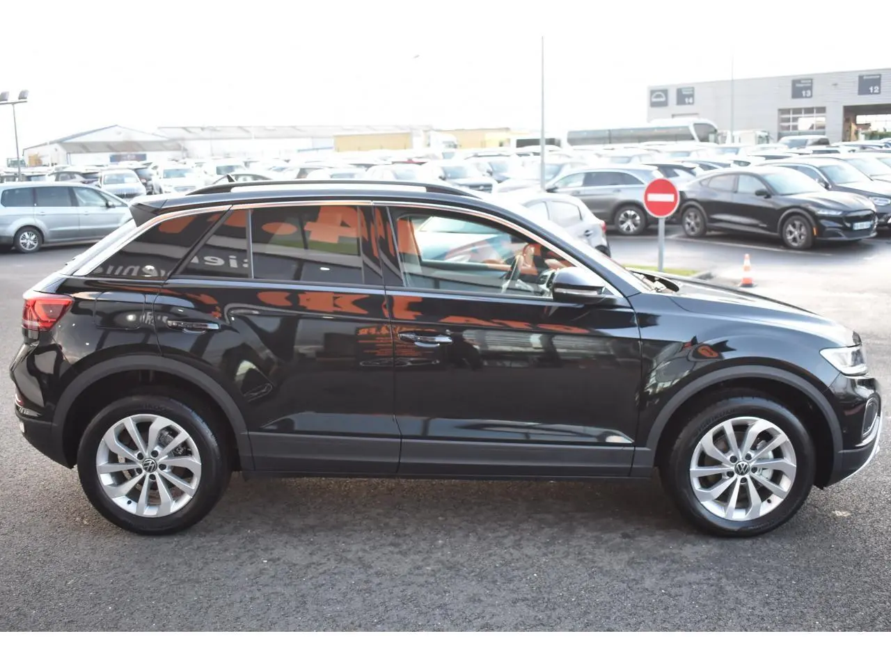 Vue de profil côté gauche d'un Volkswagen T-Roc 2025 noir métallisé avec jantes alliage 17 pouces Johannesburg.