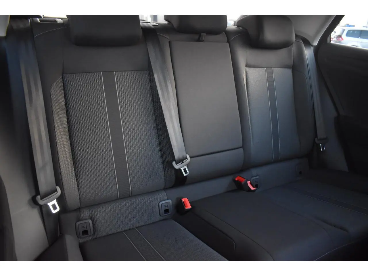 Vue intérieure des sièges arrière en tissu noir titane et gris du Volkswagen T-Roc 2025, version Life.