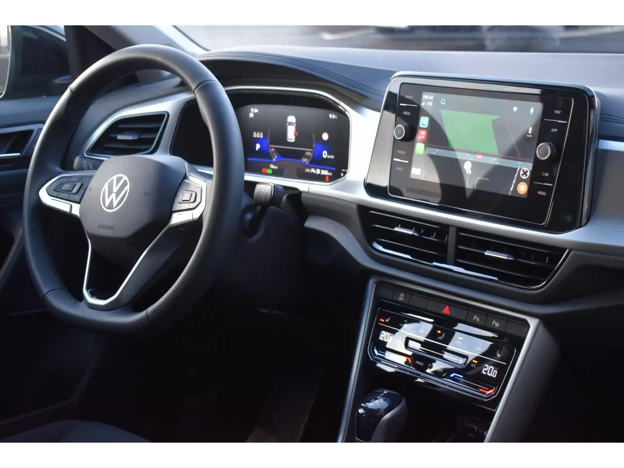 Vue intérieure du tableau de bord et volant Volkswagen T-Roc 2025 avec écran tactile et combiné digital.