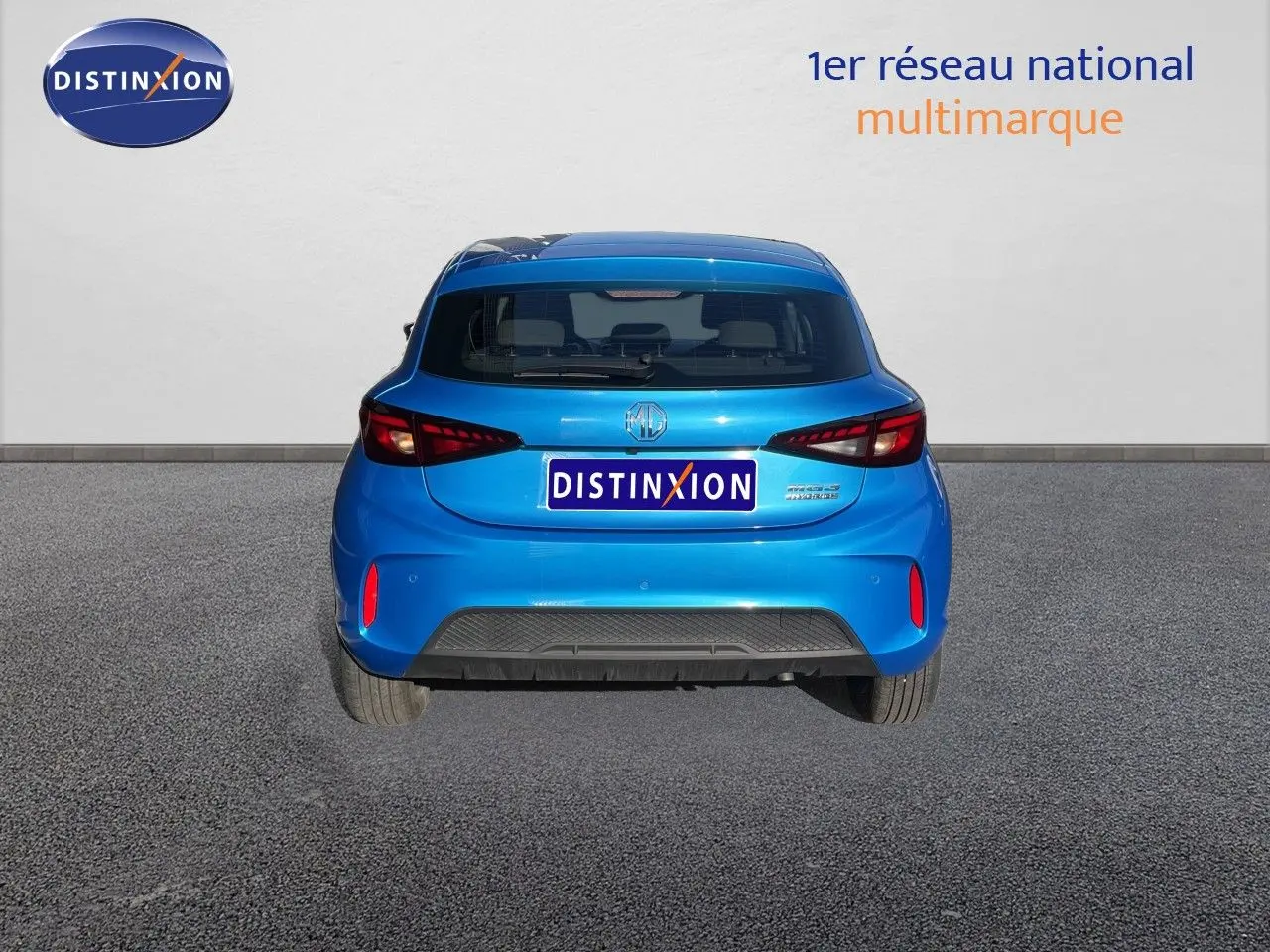 Vue arrière d'une MG3 1.5L Hybrid+ 195CH en bleu Como Metal, avec feux arrière LED et logo MG visible.