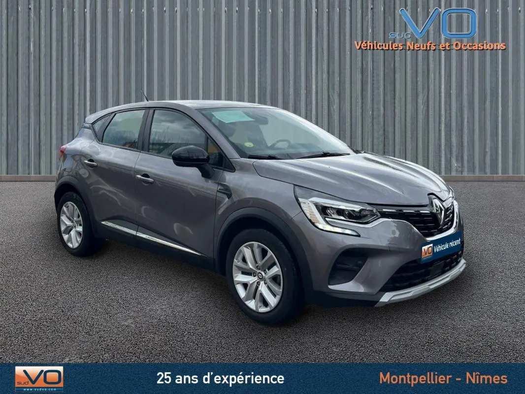 Renault Captur Blue dCi 115 Business gris vu en 3/4 avant droit avec phares LED et jantes alliage.