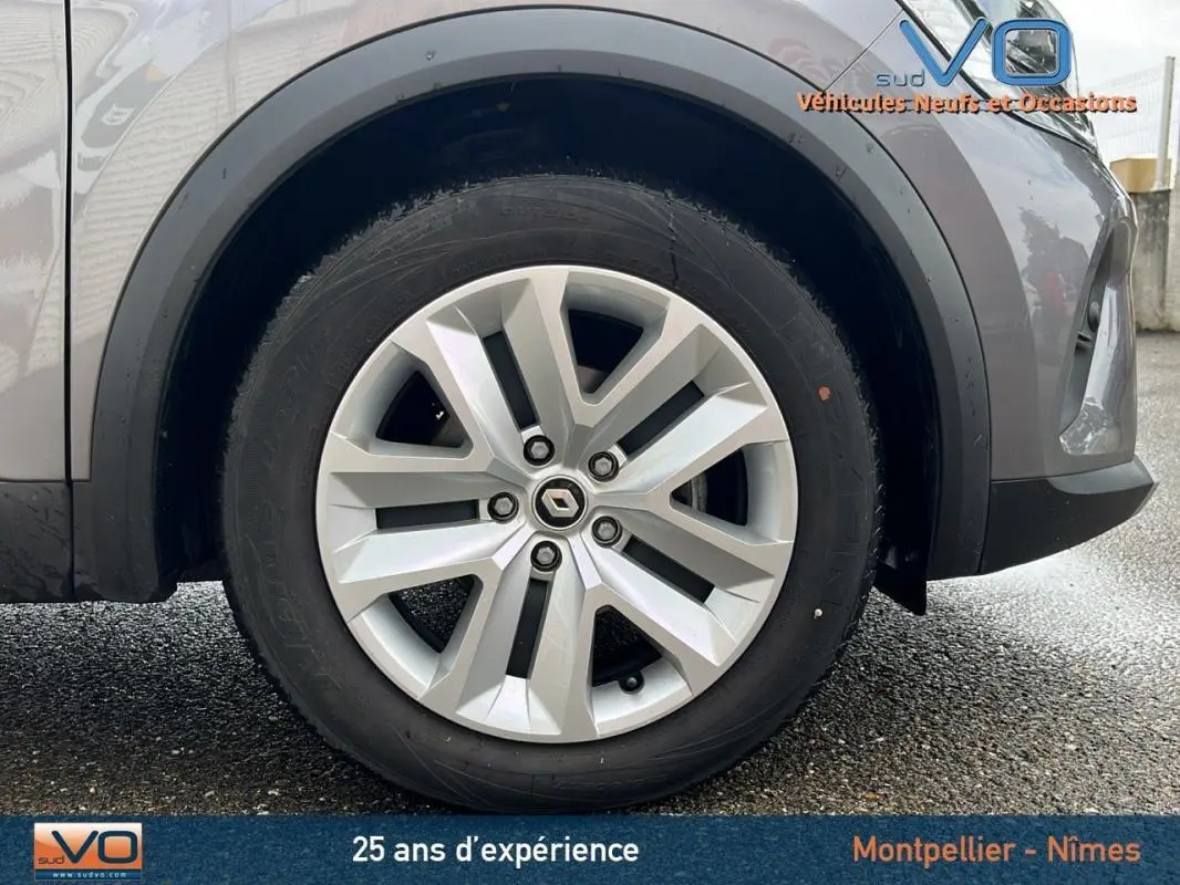 Gros plan sur la roue avant droite d’un Renault Captur gris 2021 avec jante alliage distinctive.