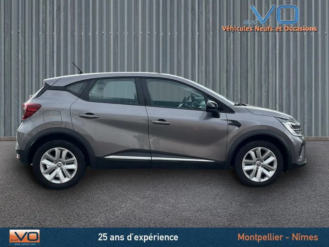 Profil côté droit du Renault Captur gris 2021 Business Diesel, avec jantes alliage et rétroviseurs noirs.