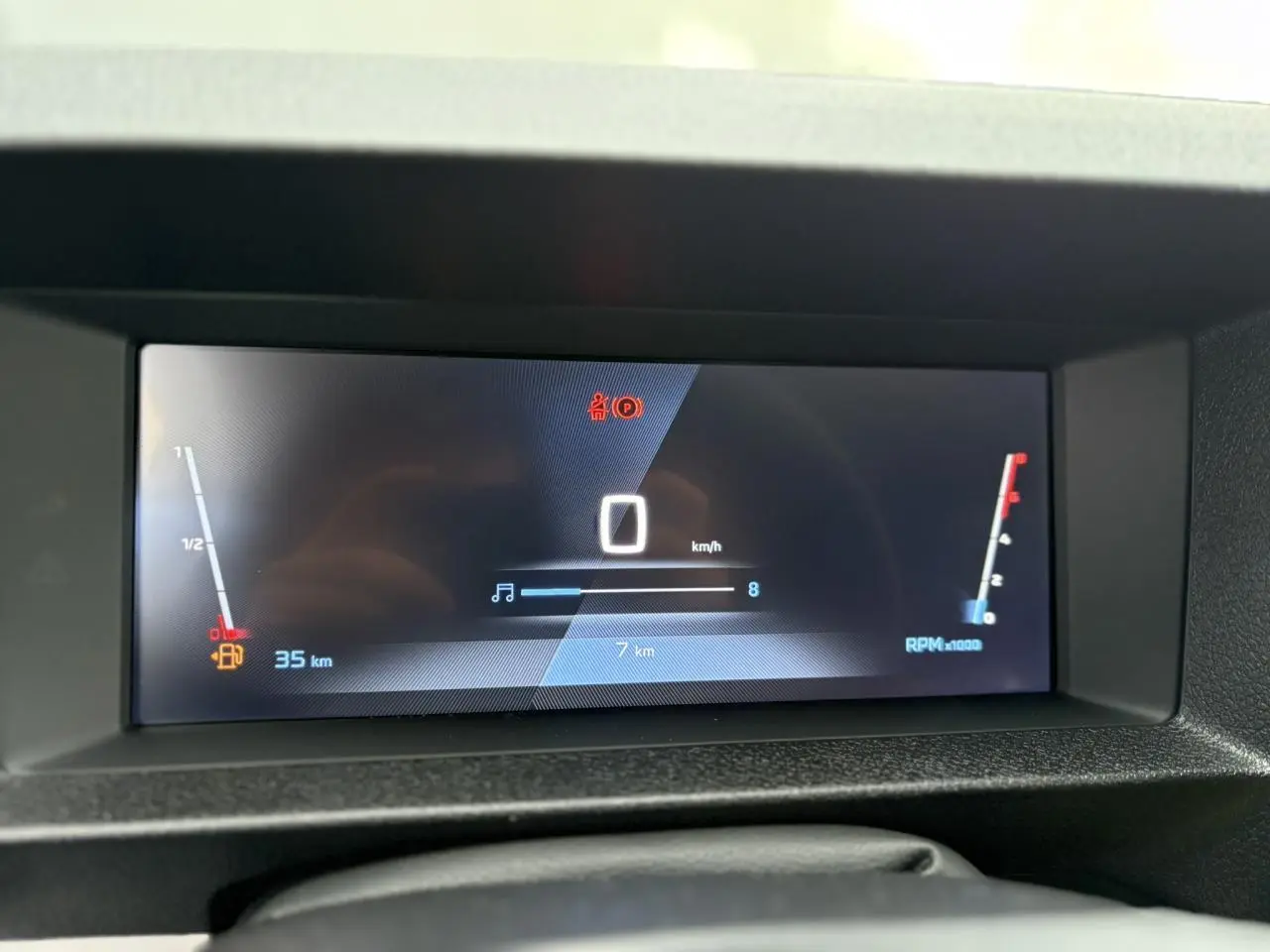 Affichage numérique du combiné de bord du Peugeot Expert Fourgon 2025, avec jauges et indicateurs lumineux.