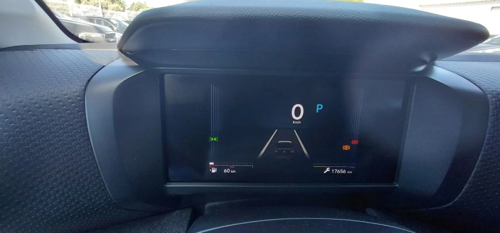 Vue rapprochée du tableau de bord numérique de la Citroën C4 X noire hybride 2025, affichant la vitesse et l'autonomie.
