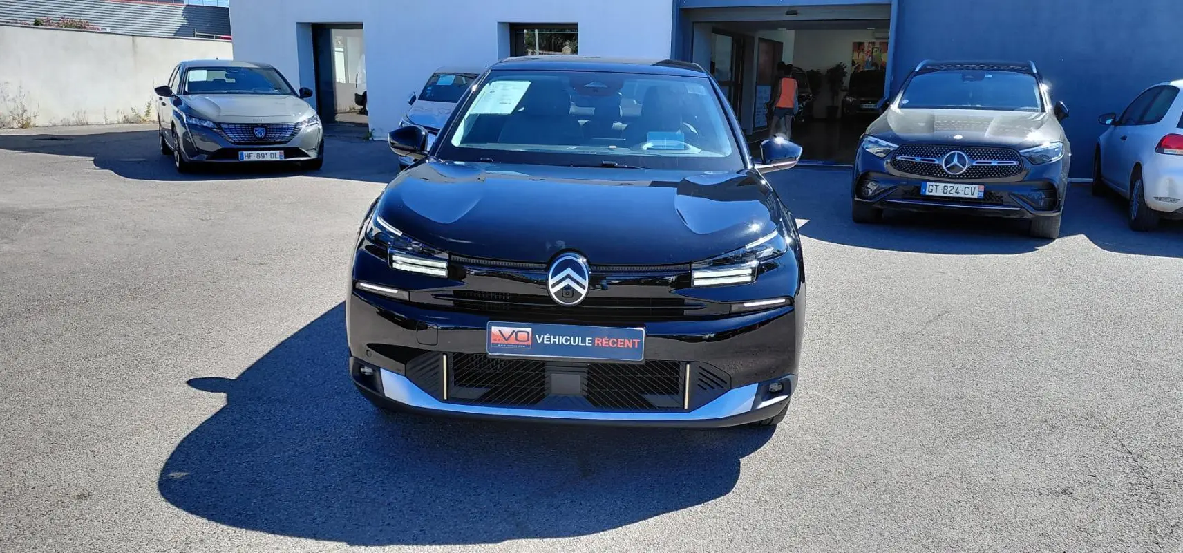 Vue frontale d'une Citroën C4 X noire 2025 avec calandre distinctive et jantes alliage 17 pouces.