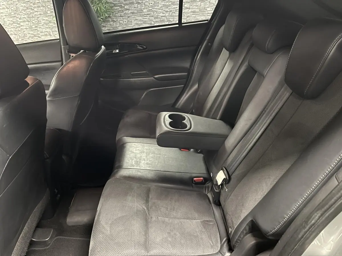 Vue intérieure côté droit des sièges arrière gris foncé en TEP et suédine du Mitsubishi Eclipse Cross 2022 avec accoudoir central relevé.
