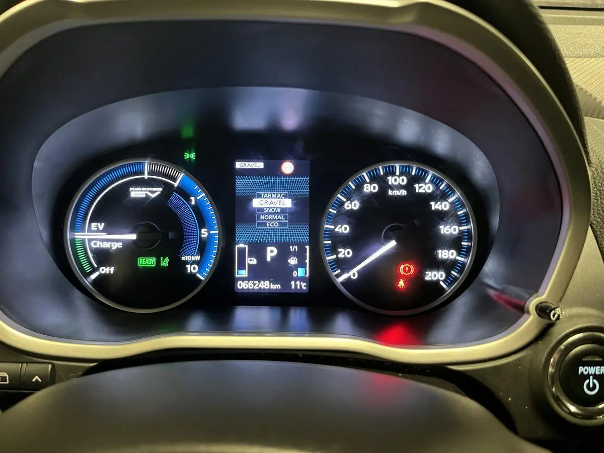 Tableau de bord du Mitsubishi Eclipse Cross hybride rechargeable 2022 avec compteurs analogiques et écran central numérique.