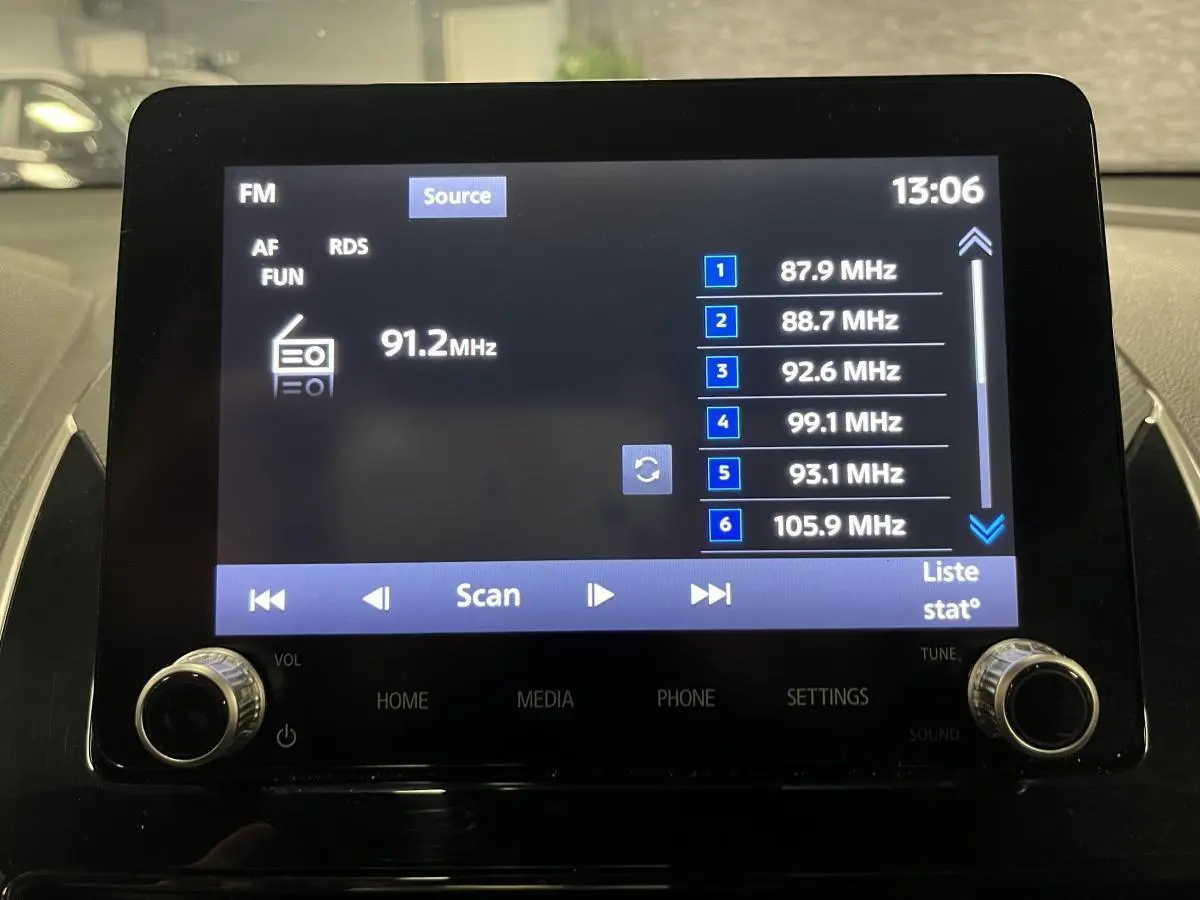 Écran tactile multimédia du Mitsubishi Eclipse Cross 2022 affichant les fréquences radio FM en intérieur noir.