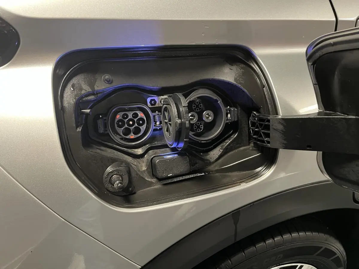 Prise de recharge hybride ouverte côté arrière droit du Mitsubishi Eclipse Cross gris métallisé 2022.