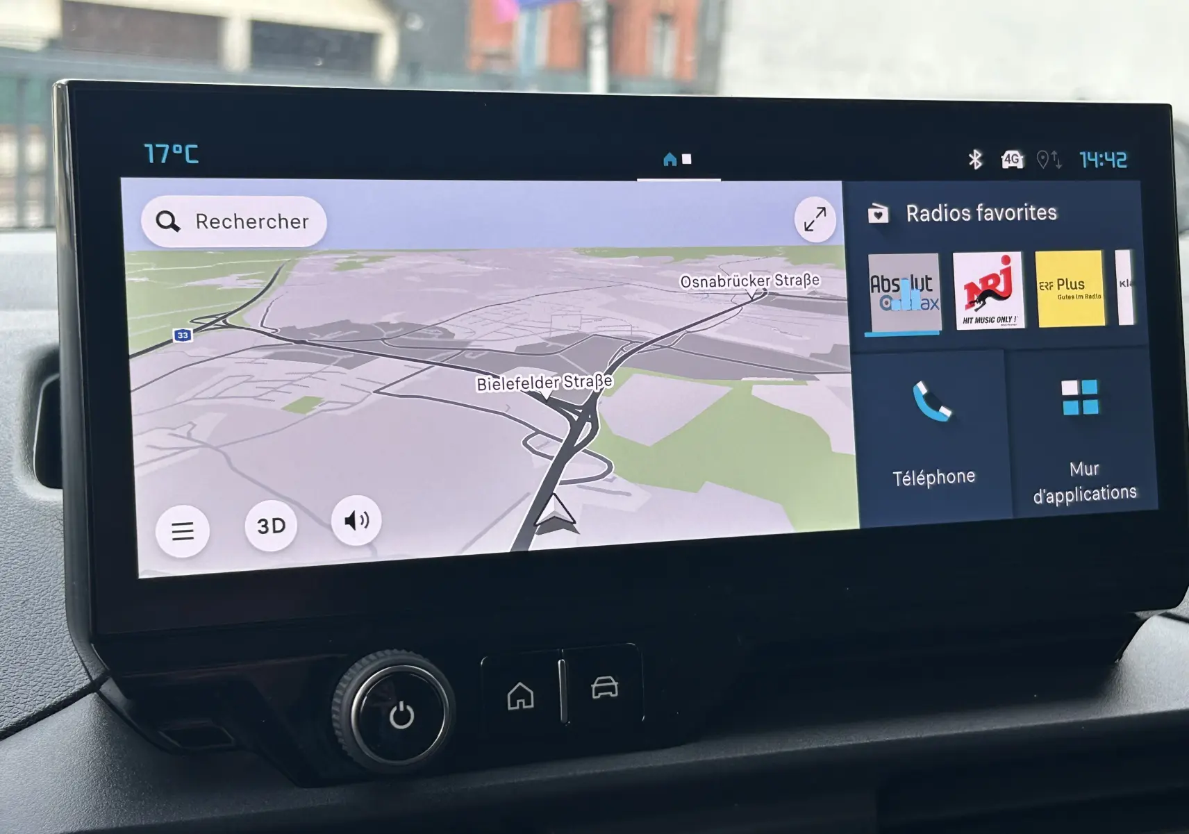Écran tactile central du tableau de bord du Citroën Berlingo Fourgon blanc, affichant la navigation GPS et les radios favorites.