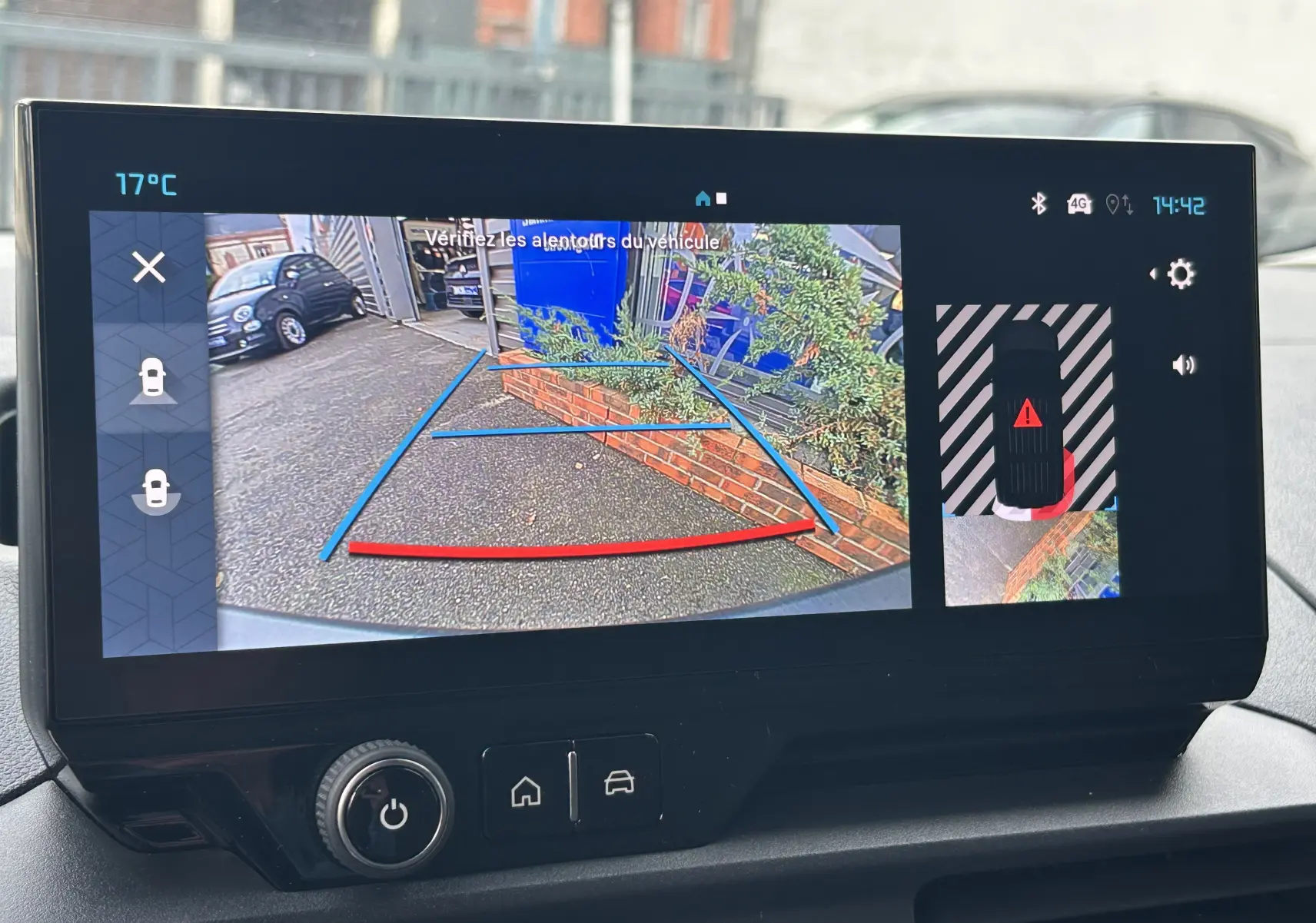 Écran de caméra de recul du Citroën Berlingo Fourgon blanc montrant l'arrière et les lignes de guidage colorées.