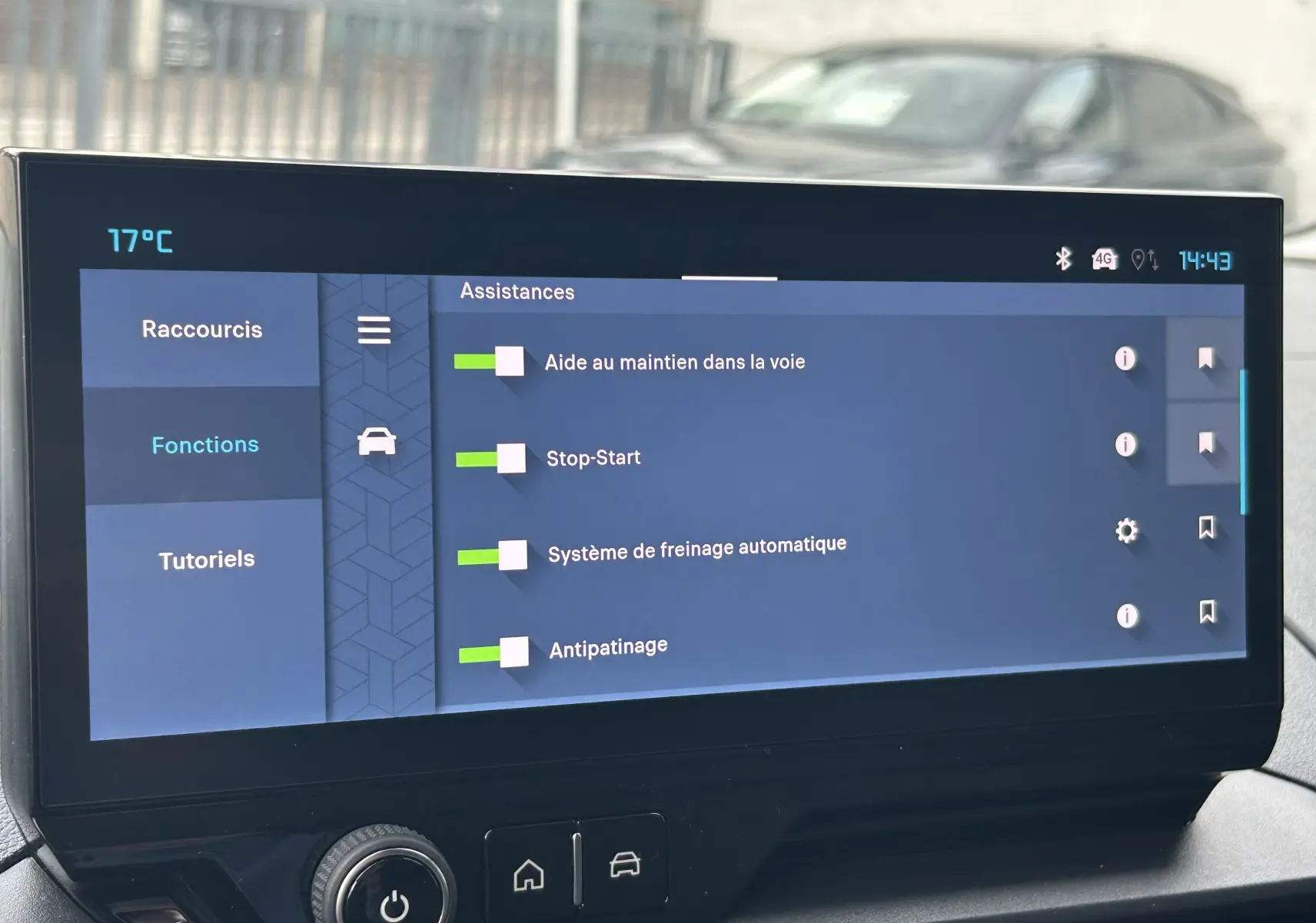Écran tactile du tableau de bord du Citroën Berlingo Fourgon 2025 affichant les assistances à la conduite.
