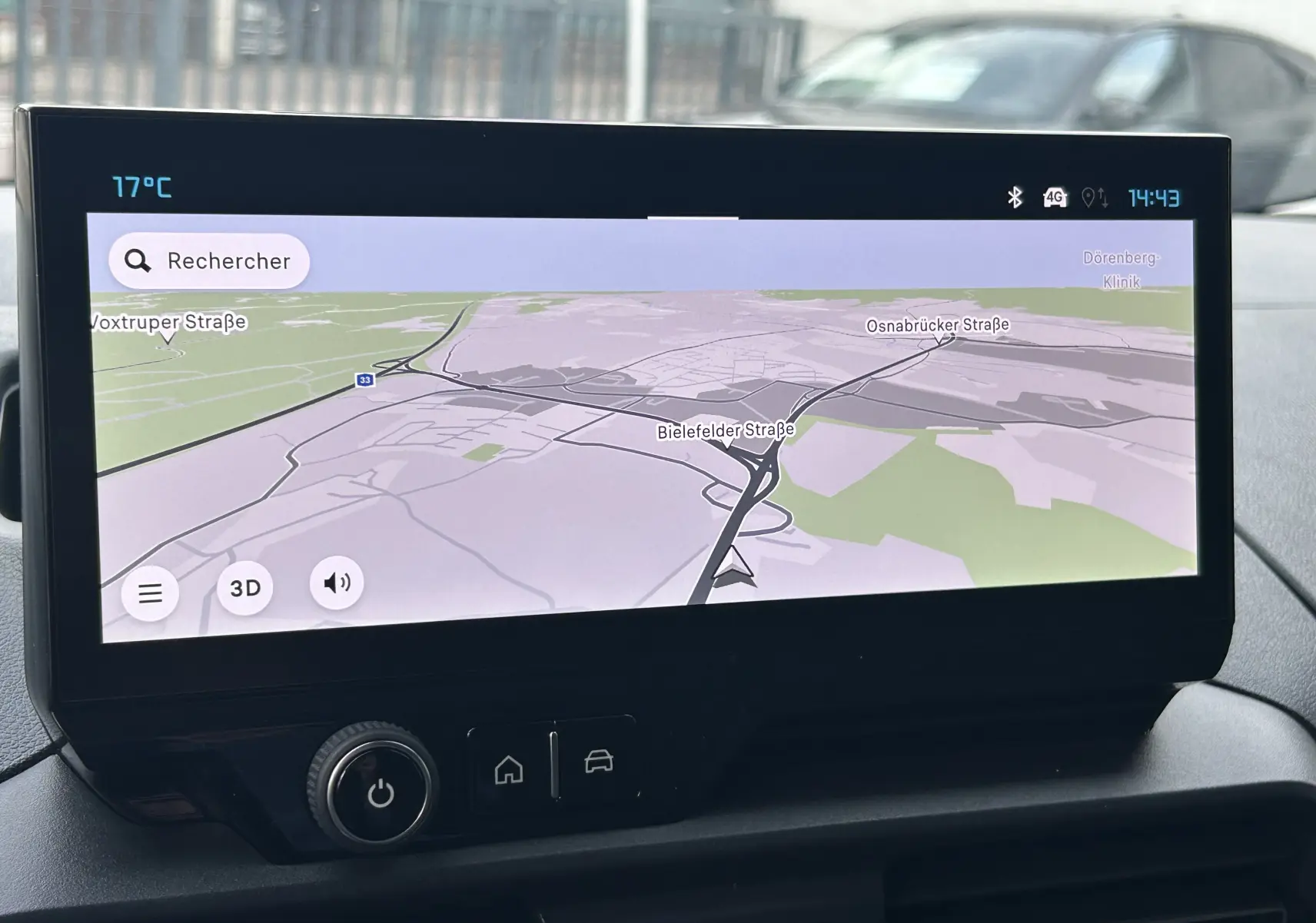 Écran tactile central du Citroën Berlingo Fourgon 2025 affichant une carte GPS en mode 3D.
